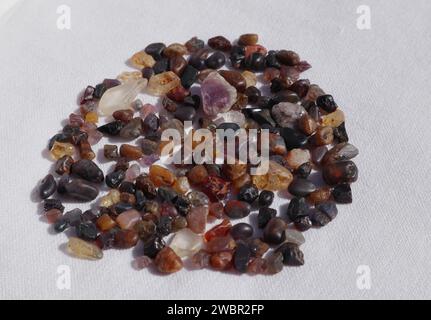 Una vista ad alto angolo dei vari tipi di piccoli pezzi di pietra preziosa colorata che sono stati raccolti durante l'estrazione di pietre preziose Foto Stock