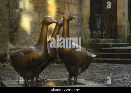 La statua di oche metalliche a Sarlat-la-Caneda in Francia. Foto Stock