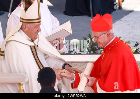 Papa Francesco saluta il nuovo cardinale Stefano Brislin durante un concistoro a San Piazza Pietro in Vaticano, 30 settembre 2023. Foto Stock