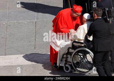 Il nuovo cardinale Angelo Sixto Rossi saluta Papa Francesco al termine di un concistoro in San Piazza Pietro in Vaticano, 30 settembre 2023. Foto Stock