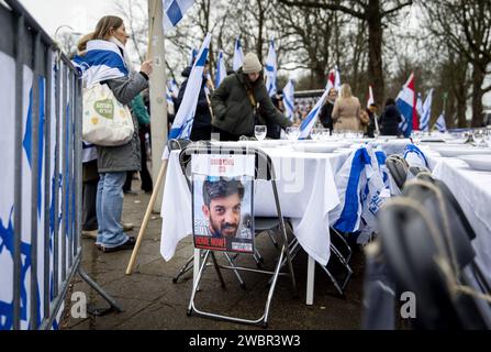 L'AIA - i simpatizzanti pro-israeliani intervengono durante l'audizione presso la Corte internazionale di giustizia (ICJ) in merito a una denuncia di genocidio del Sudafrica contro Israele. Dietro l'angolo dal Palazzo della Pace hanno messo un cosiddetto tavolo di Shabbat in solidarietà con gli ostaggi israeliani. ANP KOEN VAN WEEL paesi bassi fuori - belgio fuori Foto Stock