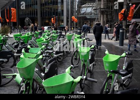 Molte eBike a noleggio Lime sono parcheggiate insieme a Leadenhall nella City di Londra, il quartiere finanziario della capitale, l'11 gennaio 2024, a Londra, in Inghilterra. Foto Stock