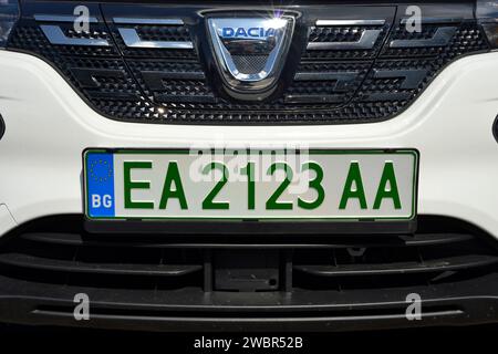 Auto elettrica, targa EA bulgara o targa del veicolo con caratteri di colore verde scuro su auto Dacia, Bulgaria, Europa, UE Foto Stock