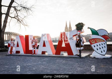 Il triumvirato della società carnevalesca Altgemeinde Rodenkirchen si trova di fronte al lettering Alaaf alto due metri nel quartiere Deutz, nel b Foto Stock