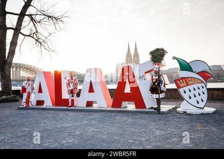 Il triumvirato della società carnevalesca Altgemeinde Rodenkirchen si trova di fronte al lettering Alaaf alto due metri nel quartiere Deutz, nel b Foto Stock