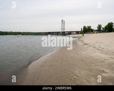 La distruzione della diga di Kakhovka portò ad una catastrofica diminuzione del livello dell'acqua nel fiume Dnipro Foto Stock