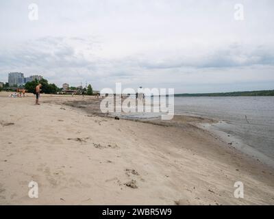 La distruzione della diga di Kakhovka portò ad una catastrofica diminuzione del livello dell'acqua nel fiume Dnipro Foto Stock