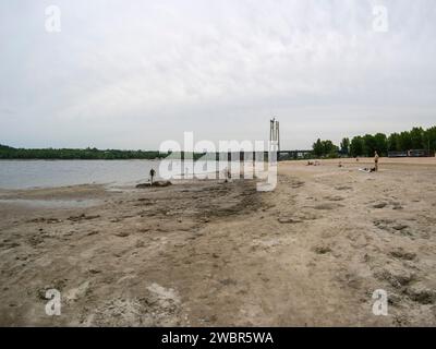 La distruzione della diga di Kakhovka portò ad una catastrofica diminuzione del livello dell'acqua nel fiume Dnipro Foto Stock