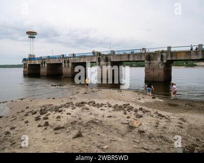 La distruzione della diga di Kakhovka portò ad una catastrofica diminuzione del livello dell'acqua nel fiume Dnipro Foto Stock