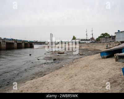 La distruzione della diga di Kakhovka portò ad una catastrofica diminuzione del livello dell'acqua nel fiume Dnipro Foto Stock