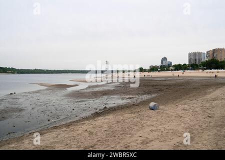 La distruzione della diga di Kakhovka portò ad una catastrofica diminuzione del livello dell'acqua nel fiume Dnipro Foto Stock