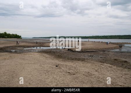 La distruzione della diga di Kakhovka portò ad una catastrofica diminuzione del livello dell'acqua nel fiume Dnipro Foto Stock