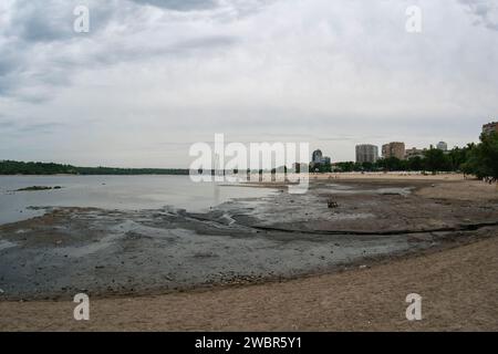 La distruzione della diga di Kakhovka portò ad una catastrofica diminuzione del livello dell'acqua nel fiume Dnipro Foto Stock