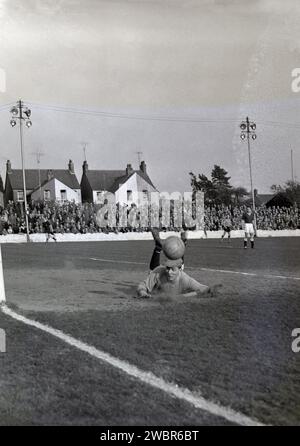 1960, storico, partita di calcio, Oxford United contro Chelmsford City al Manor Ground, Oxford, Inghilterra. Formatosi come Headington F. C nel 1893, divennero Headington United nel 1911 e poi Oxford United nel 1960 quando erano nella Premier Division della Southern League, che vinsero due stagioni di fila. Nel 1962 sono stati eletti (promossi) nella Football League Fourth Division dopo che l'Accrington Stanley è stato dichiarato in bancarotta e ha lasciato il loro posto. Foto Stock