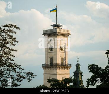 Torre dell'orologio del Municipio di Leopoli e Cappella della Cattedrale Latina Foto Stock