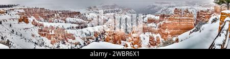 Foto panoramica del Bryce Canyon innevato nello Utah durante il giorno Foto Stock