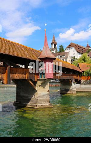 Passerella pedonale coperta in legno, ponte Speuer che attraversa il fiume Reus, nella città di Lucerna, Svizzera Foto Stock