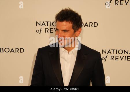 2024 NBR Awards Gala, Cipriani 42nd St, 110 e 42nd St., New York, NY 10017 USA. 11 gennaio 2024. Bradley Cooper, attore A-List e acclamato regista cinematografico di "Maestro" -- basato sulla vita del defunto direttore Leonard Bernstein -- arriva al National Board of Review Awards Gala del 2024 a New York. Credito: ©Julia Mineeva/EGBN TV News/Alamy Live News Foto Stock