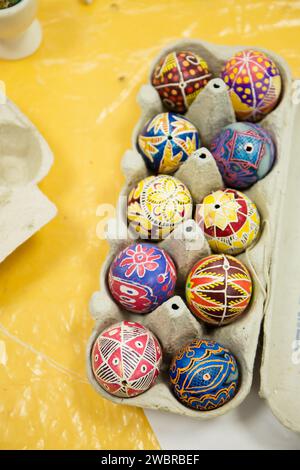 Le uova di pasqua sono dipinte secondo l'antica tradizione Ucraina Foto Stock