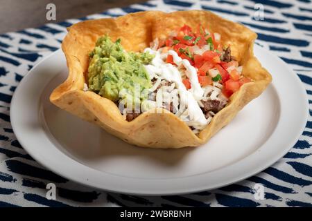 Insalata Taco con pomodori, panna acida e guacamole Foto Stock