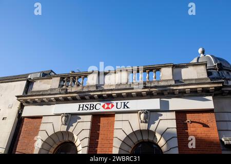 Gravesend è una città nel nord-ovest del Kent, in Inghilterra, situata 21 miglia (35 km) a est-sud-est di Charing Cross (centro di Londra) sulla riva sud del Tamigi e di fronte a Tilbury nell'Essex. Situato nella diocesi di Rochester, è il centro amministrativo del Borough di Gravesham. Gravesend segna il limite orientale della Greater London Built-Up area, come definito dall'Office for National Statistics del Regno Unito. La sua posizione geografica ha dato a Gravesend un'importanza strategica in tutta la storia marittima e delle comunicazioni dell'Inghilterra sudorientale. Foto Stock