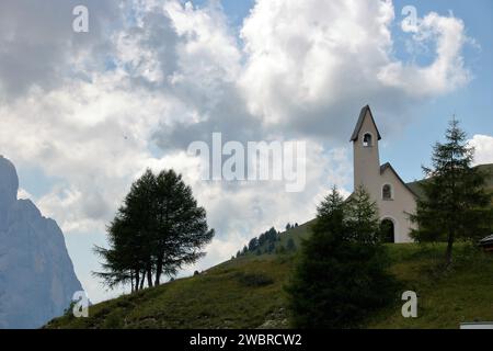 Paesaggio dolomitico e chiesa del passo Gardena Foto Stock