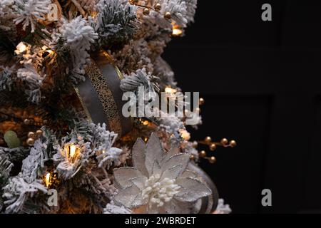 primo piano dell'albero di natale decorato in bianco e oro Foto Stock
