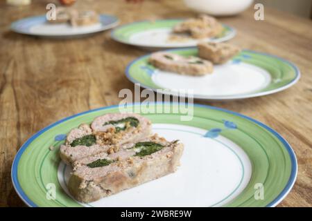 piatti allineati con polpettone di spinaci all'interno Foto Stock