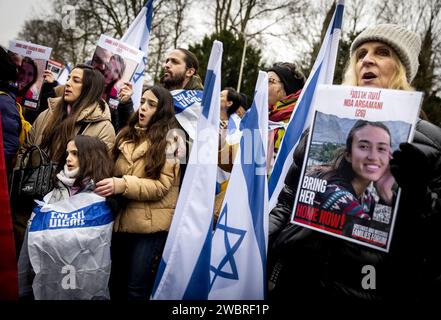 L'AIA - i simpatizzanti pro-israeliani intervengono durante l'audizione presso la Corte internazionale di giustizia (ICJ) in merito a una denuncia di genocidio del Sudafrica contro Israele. Dietro l'angolo dal Palazzo della Pace hanno messo un cosiddetto tavolo di Shabbat in solidarietà con gli ostaggi israeliani. ANP KOEN VAN WEEL paesi bassi fuori - belgio fuori Foto Stock