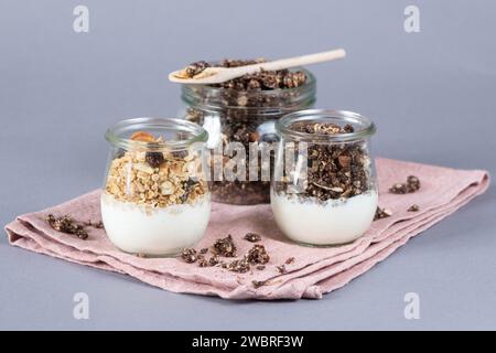 Dresda, Germania. 6 gennaio 2024. I bicchieri riempiti con un'alternativa allo yogurt a base vegetale e muesli vengono posti su un tavolo. Credito: Sebastian Kahnert/dpa/Alamy Live News Foto Stock