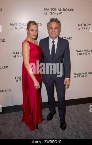 New York, New York, USA. 11 gennaio 2024. (NOVITÀ) 2024 Gala del National Board of Review Awards. 11 gennaio 2024, New York, New York, USA: (L-R) Sunrise Coigney e Mark Ruffalo partecipano al National Board of Review Gala del 2024 a Cipriani 42nd Street l'11 gennaio 2024 a New York City. (Credito: M10s/TheNews2) (foto: M10s/Thenews2/Zumapress) (immagine di credito: © Ron Adar/TheNEWS2 via ZUMA Press Wire) SOLO USO EDITORIALE! Non per USO commerciale! Foto Stock