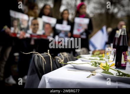 L'AIA - i simpatizzanti pro-israeliani intervengono durante l'audizione presso la Corte internazionale di giustizia (ICJ) in merito a una denuncia di genocidio del Sudafrica contro Israele. Dietro l'angolo dal Palazzo della Pace hanno messo un cosiddetto tavolo di Shabbat in solidarietà con gli ostaggi israeliani. ANP KOEN VAN WEEL paesi bassi fuori - belgio fuori Foto Stock