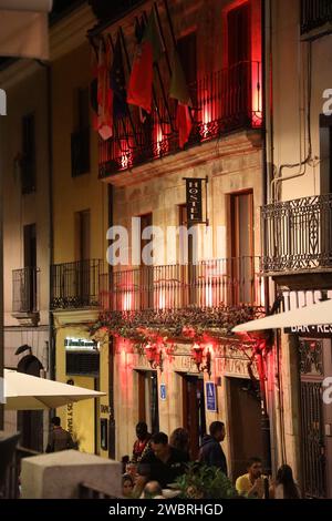 Salamanca, la città d'oro. Bar, caffè, ostelli e ristoranti. Vita notturna nella città universitaria, dichiarata Patrimonio dell'Umanità dall'UNESCO. Scena di strada. Foto Stock