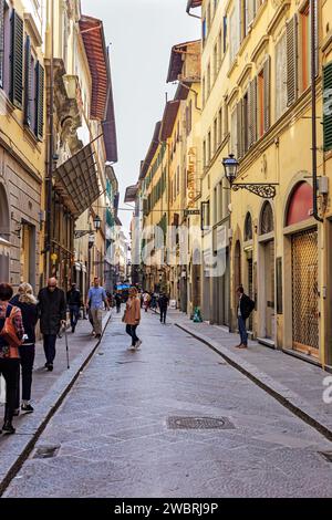 Firenze, Italia - 8 aprile 2018: Via del corso è una storica via dello shopping fiancheggiata da negozi caratteristici e monumenti medievali Foto Stock