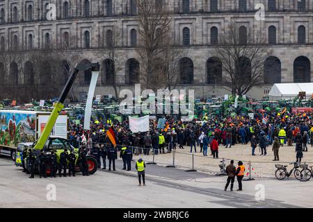 Bauernprotest und Sternfahrt in Nürnberg am 12.01.2024 Kundgebung und den demonstrierenten Landwirten vor der Bühne des Bauernverbandes. Nürnberg Bayern Deutschland *** i contadini protestano e si radunano a Norimberga il 12 01 2024 Rally e manifestano gli agricoltori davanti al palcoscenico della Norimberga Farmers Association Baviera Germania 20240112-6V2A8800 Foto Stock