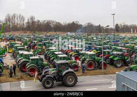 Bauernprotest und Sternfahrt in Nürnberg am 12.01.2024 Abgestellte Traktoren der teilnehmenden Landwirte und Lohnunternehmer während der Kundgebung des Bayerischen Bauernverbandes in Nürnberg. Nürnberg Bayern Deutschland *** gli agricoltori protestano e radunano a Norimberga su 12 01 2024 trattori parcheggiati dei contadini e degli appaltatori partecipanti durante il raduno dell'Associazione degli agricoltori bavaresi a Norimberga Norimberga Baviera Germania 20240112-6V2A8833 Foto Stock