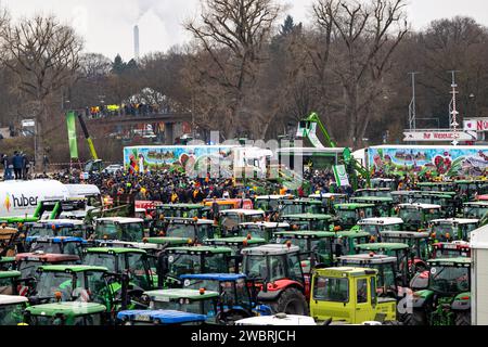 Bauernprotest und Sternfahrt in Nürnberg am 12.01.2024 Blick über den Volksfestplatz während der Demonstration des Bayerischen Bauernverbandes BBV. Nürnberg Bayern Deutschland *** i contadini protestano e raduno a Norimberga il 12 01 2024 Vista sul Volksfestplatz durante la manifestazione dell'Associazione degli agricoltori bavaresi BBV Norimberga Baviera Germania 20240112-6V2A8818 Foto Stock