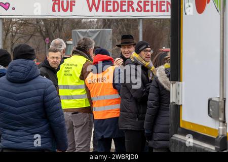 Bauernprotest und Sternfahrt in Nürnberg am 12.01.2024 Bayerischer Ministerpräsident Markus Söder und Bayerischer Bauernpräsident Günther Felßner im Gespräch vor ihren Redebeiträgen. Nürnberg Bayern Deutschland *** gli agricoltori protestano e radunano a Norimberga il 12 01 2024 il ministro bavarese Markus Söder e il presidente degli agricoltori bavaresi Günther Felßner in conversazione prima dei loro discorsi a Norimberga in Baviera in Germania 20240112-6V2A8754 Foto Stock