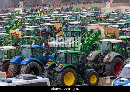 Bauernprotest und Sternfahrt in Nürnberg am 12.01.2024 Abgestellte Trecker während der Kundgebung des Bayerischen Bauernverbandes. Nürnberg Bayern Deutschland *** gli agricoltori protestano e raduno a Norimberga su 12 01 2024 trattori parcheggiati durante il raduno dell'Associazione degli agricoltori bavaresi di Norimberga Baviera Germania 20240112-6V2A8828 Foto Stock