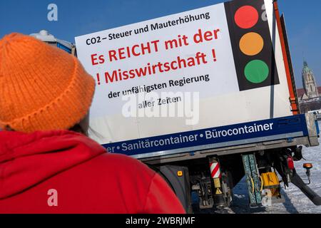 Es reicht mit der Misswirtschaft Protestschild bei LKW-Kundgebung auf der Theresienwiese, München, 12. Januar 2024 Deutschland, München, 12. Januar 2024, es reicht mit der Misswirtschaft der unfähigsten Regierung aller Zeiten, Protestschild, im Hintergrund die Kirche St. Paul, LKW-protesta-Kundgebung auf der Theresienwiese, Hunderte LKWs bei protesta gegen die Politik der Bundesregierung, organisiert vom Landesverband Bayerischer Transport- und Logistikunternehmen LBT, protestieren gegen Belastungen durch das neue Mautgesetz, Politik, Bayern, ****** basta con la direzione della protesta contro Foto Stock