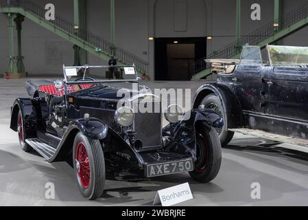 Parigi, Francia - Bonhams 2020 vendita al Grand Palais di Parigi. Concentrati su una Invicta 12-45 Tourer del 1934 nera. Numero di telaio L239. Foto Stock