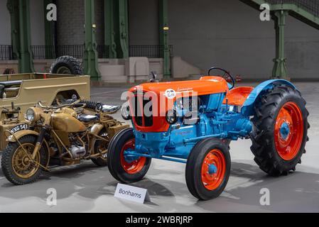 Parigi, Francia - Bonhams 2020 vendita al Grand Palais di Parigi. Concentrarsi su un trattore Lamborghini 2R 1964 arancione e blu. Numero di telaio 15610. Foto Stock