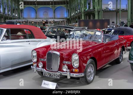 Parigi, Francia - Bonhams 2020 vendita al Grand Palais di Parigi. Concentrati su una Alvis TE21 Drophead Coupé Borgogna 1965. Numero di telaio 27321. Foto Stock