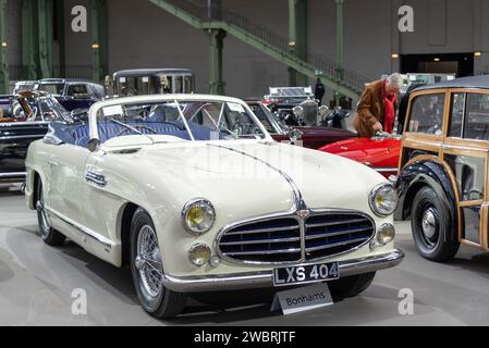 Parigi, Francia - Bonhams 2020 vendita al Grand Palais di Parigi. Concentrati su un Cabriolet 1952 Delahaye 235 bianco. Numero di telaio 818022. Foto Stock