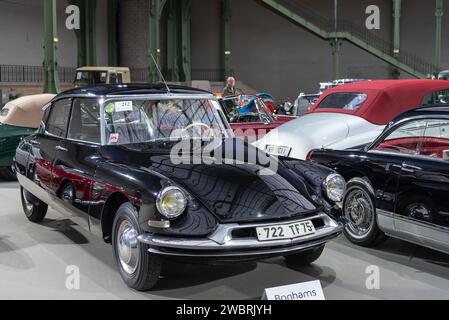 Parigi, Francia - Bonhams 2020 vendita al Grand Palais di Parigi. Concentrati su una DS19 Prestige berlina nera da 1959 Citroën. Numero di telaio 61964. Foto Stock