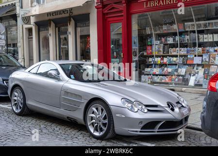 Nancy, Francia - Mercedes-Benz SLR McLaren grigia parcheggiata in strada. Foto Stock