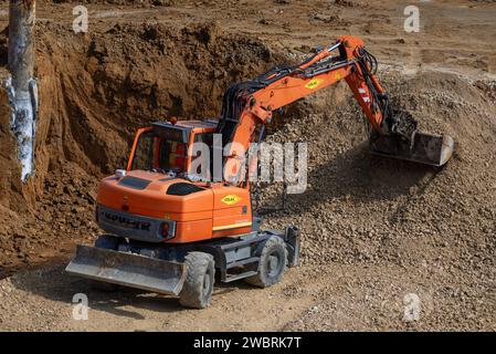 Nancy, Francia - escavatore gommato Orange Liebherr A 314 Litronic in cantiere. Foto Stock