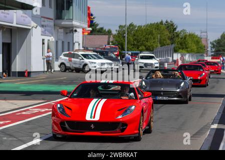 Nürburgring - FRD round del 2019 Ferrari Challenge Europe. Ferrari rossa 812 Superfast guida sulla pit Lane per la parata con altre Ferrari alle spalle. Foto Stock