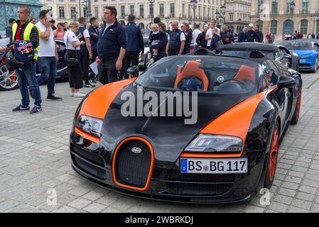 Parigi, Francia - Bugatti Veyron nero e arancione 16,4 Grand Sport Vitesse WRC parcheggiato in Place Vendôme. Foto Stock