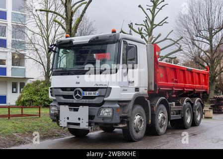 Nancy, Francia - dumper bianco e rosso Mercedes-Benz Actros 3241 in cantiere. Foto Stock